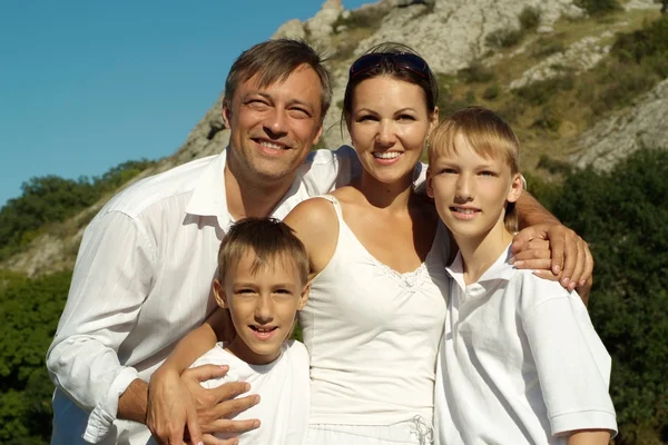 Familia divirtiéndose en la naturaleza — Foto de Stock