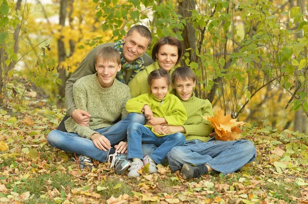 Family relaxing in autumn park — Stock Photo, Image