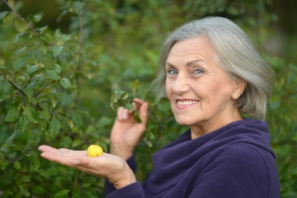 Seniorin im Herbstpark — Stockfoto