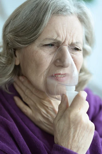 Mujer haciendo inhalación — Foto de Stock