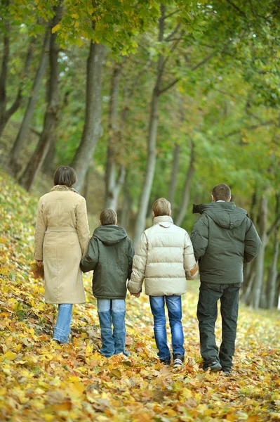 Aile rahatlatıcı sonbahar Park — Stok fotoğraf