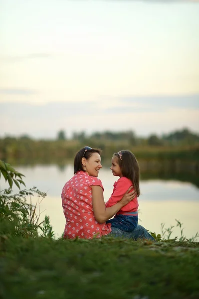 Dívka s matkou u řeky — Stock fotografie