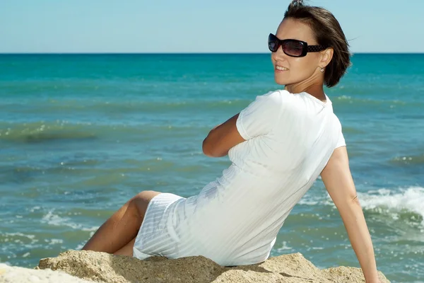 Woman on the seafront — Stock Photo, Image