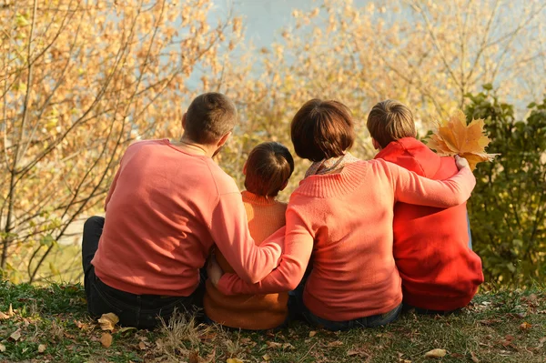 Familia relajante cerca del lago — Foto de Stock