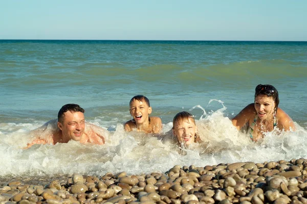 Familia feliz en la playa —  Fotos de Stock