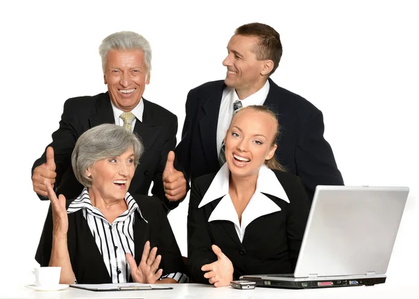 Het team werkt met de computer — Stockfoto