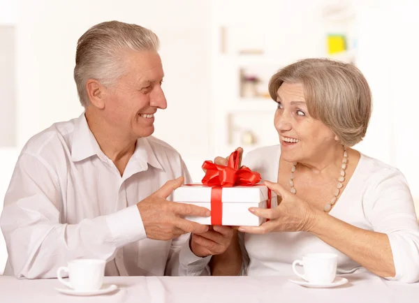 Couple âgé avec coffret cadeau — Photo