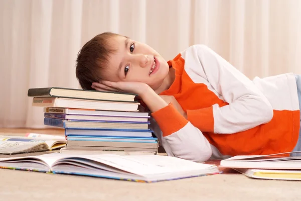 Mooie jongen doet huiswerk Stockfoto