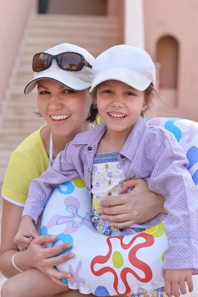 Madre con hija en el parque — Foto de Stock