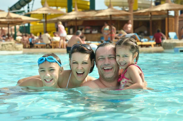 Familjen ha roligt i poolen — Stockfoto
