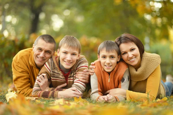 Família relaxante no parque de outono — Fotografia de Stock