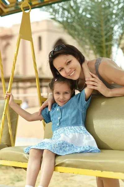 Мати з дочкою в літньому парку — стокове фото