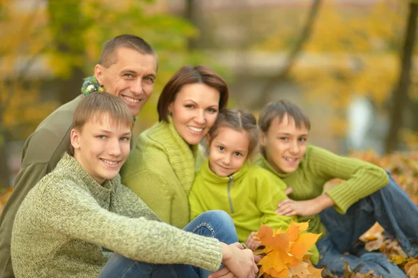 Familjen avkopplande i höst park — Stockfoto