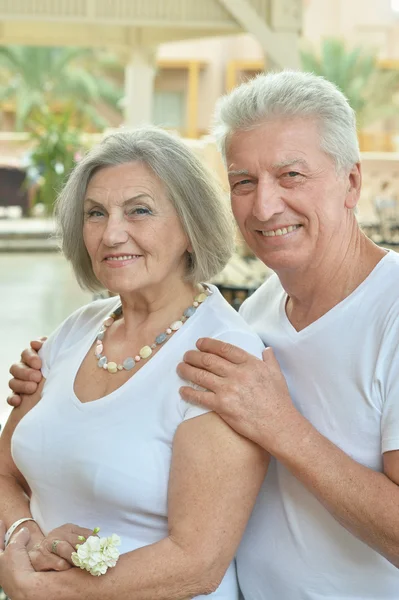 Retrato de um feliz casal de idosos — Fotografia de Stock