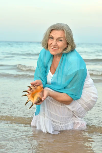 Starší žena na pláži — Stock fotografie