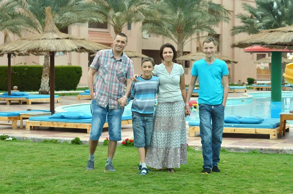 Familie im Tropenresort. — Stockfoto