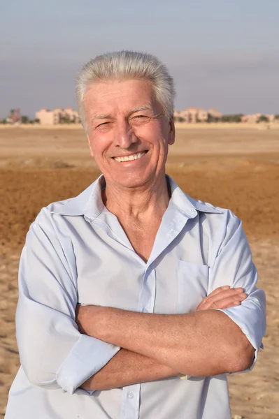 Hombre mayor en el desierto —  Fotos de Stock
