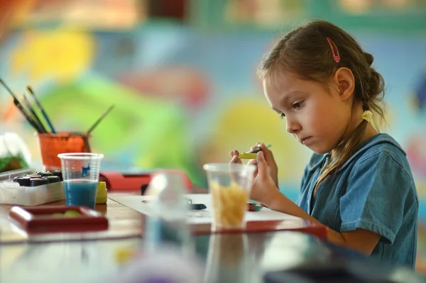 Ragazzina che disegna con vernici — Foto Stock