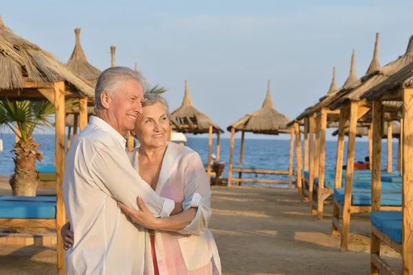 Couple âgé se reposant sur la plage — Photo