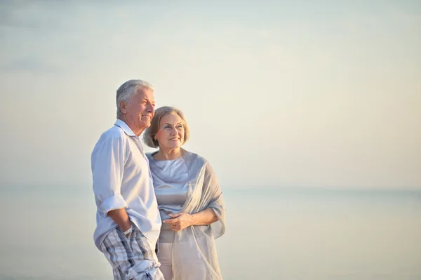 Äldre par avkopplande på stranden — Stockfoto