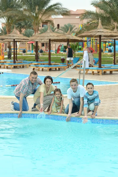 Famille s'amuser près de la piscine — Photo