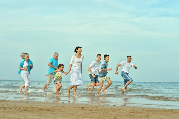Rodina na pláži v létě — Stock fotografie