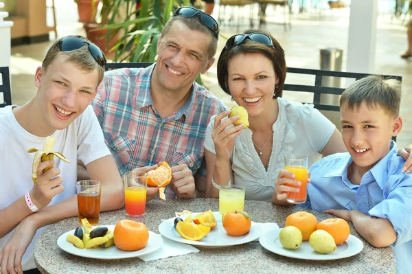 Lycklig familj på frukost — Stockfoto