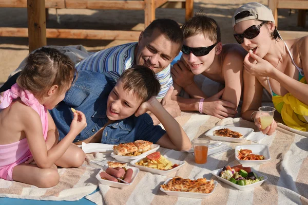 Famille déjeuner sur la plage — Photo