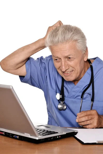 Starszy lekarz pozytywne z notebooka — Zdjęcie stockowe