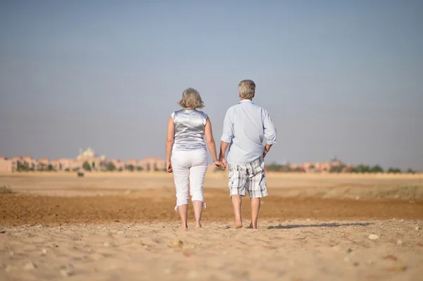 Starsza para relaks na plaży — Zdjęcie stockowe