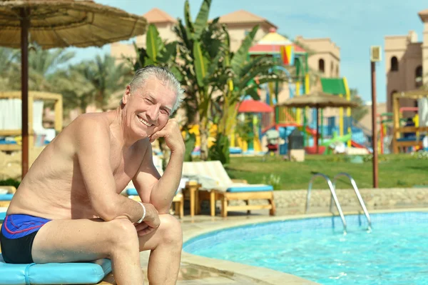 Yaşlı adamın yanında Yüzme Havuzu — Stok fotoğraf