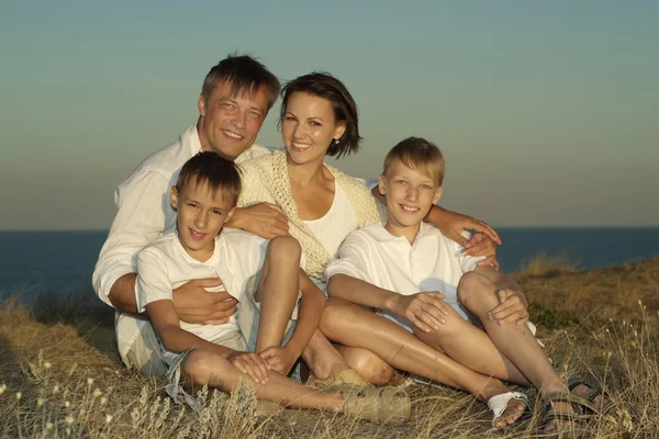 Família feliz perto do mar — Fotografia de Stock