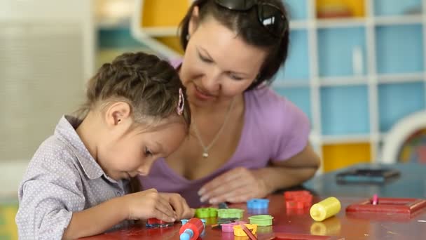 Niña jugando con la madre — Vídeos de Stock