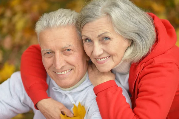 Senior couple in autumn park — Stock Photo, Image