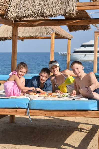 Famille déjeuner sur la plage — Photo