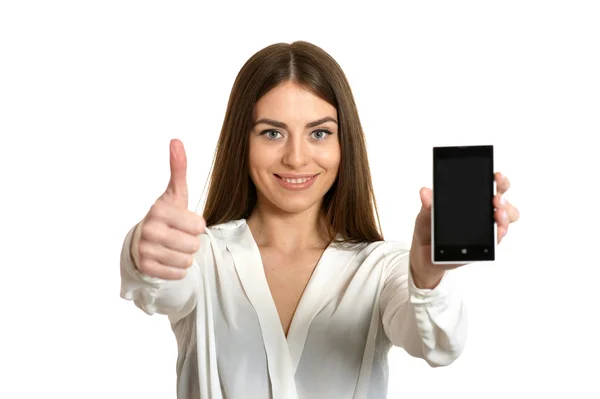 Mujer mostrando el teléfono móvil y pulgar hacia arriba — Foto de Stock