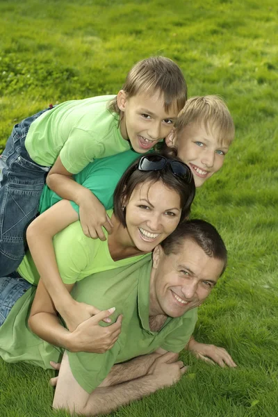 Family of four in park — Stock Photo, Image