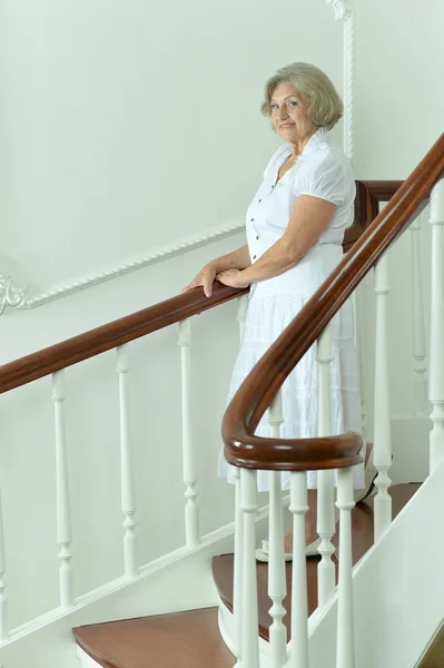 Merdivenlerde yaşlı kadın — Stok fotoğraf