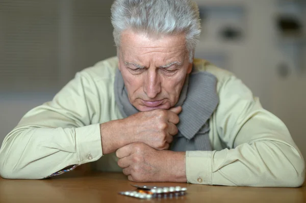 Homme âgé traité par des médicaments — Photo