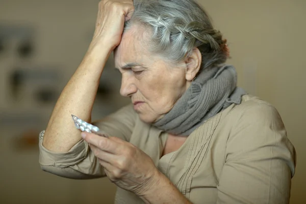 Mujer mayor con pastillas —  Fotos de Stock
