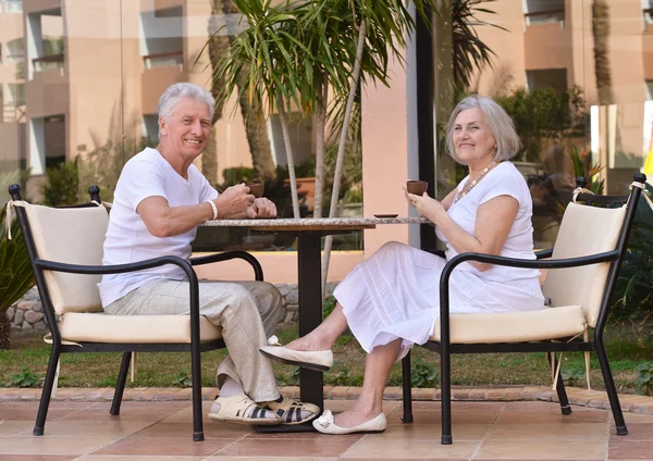 Seniorenpaar mit Kaffee — Stockfoto