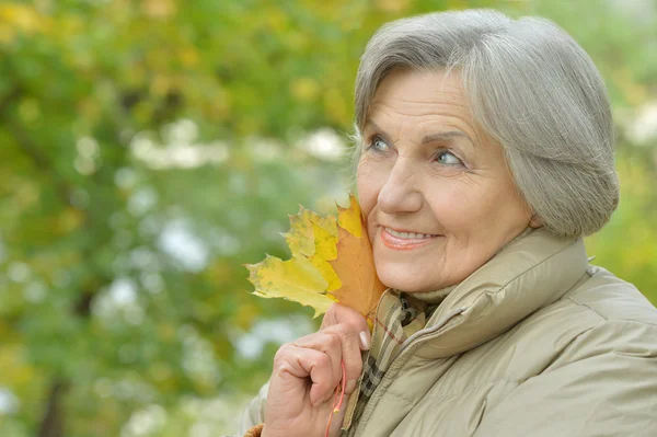 Mujer mayor en el parque de otoño — Foto de Stock