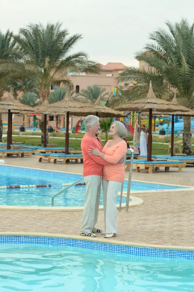 Couple sénior se relaxant à la piscine — Photo