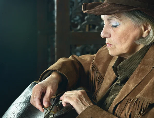 Mature female Bandit with gun — Stock Photo, Image