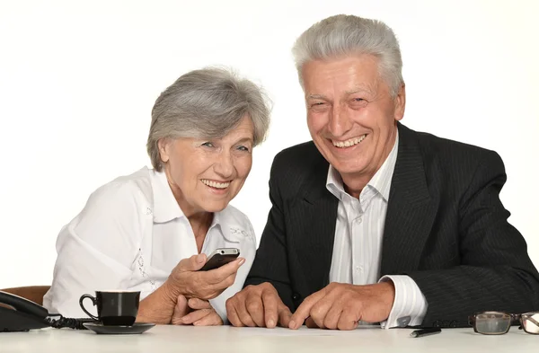 Feliz casal de idosos juntos na mesa — Fotografia de Stock