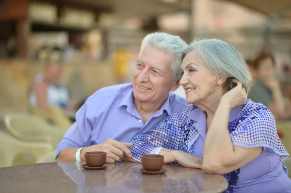 Coppia senior con caffè — Foto Stock