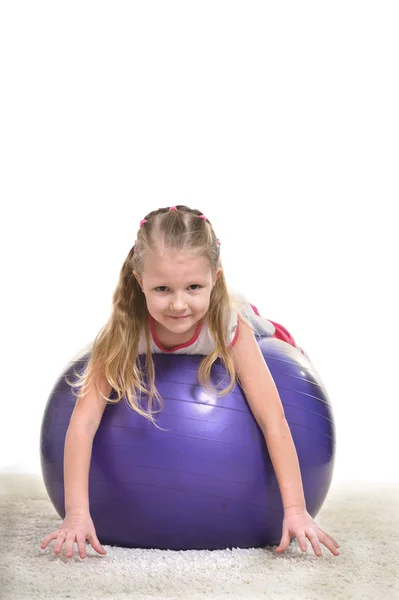 Menina esportiva em forma bola — Fotografia de Stock