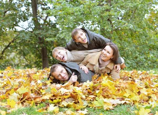 Rodziny relaks w parku jesień — Zdjęcie stockowe