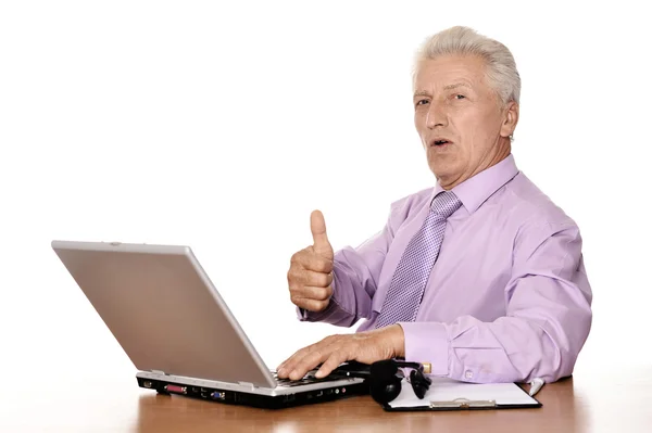 Ώριμος άνδρας κάθεται σε το φορητό υπολογιστή — Φωτογραφία Αρχείου