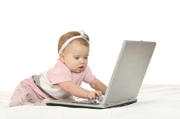 Barnet leker med laptop — Stockfoto
